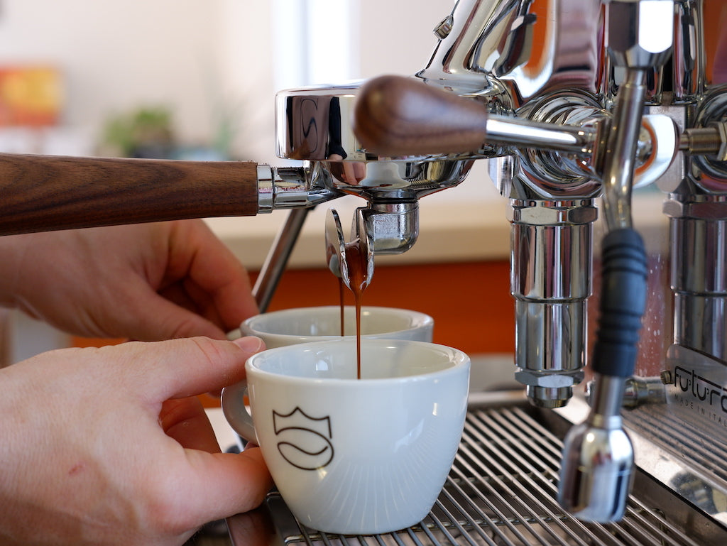 Siebträger King's Coffee mit Cappuccino Tasse