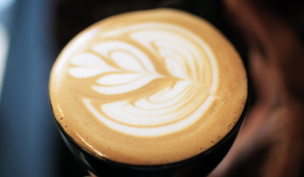 Entdecke Kaffee neu und lass dich von unserer Leidenschaft für köstlichen Kaffee anstecken. Jede einzelne Bohne legt einen langen Weg zurück, an dem viele Menschen mit großem Engagement beteiligt sind, bevor sie bei dir Zuhause ankommt. | Kings-Coffee
