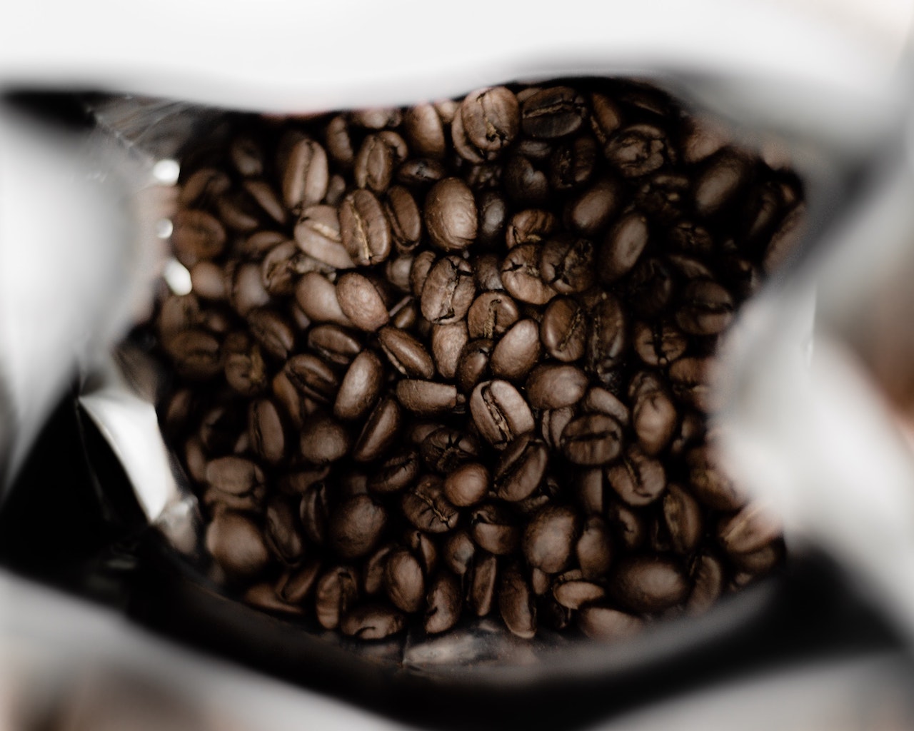 Kaffeebohnen in Packung | Bei uns findest du feinste Arabica- und Robusta-Bohnen, im Trommelröster veredelt und zu einzigartigen Blends zusammengestellt. | Kings-Coffee